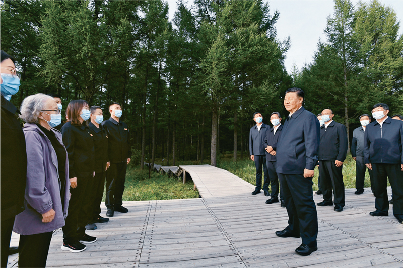 2021年8月23日至24日,中共中央总书记、国家主席、中央军委主席习近平在河北省承德市考察。这是23日下午,习近平在塞罕坝机械林场尚海纪念林考察时,同林场职工代表亲切交流。 新华社记者 李学仁/摄