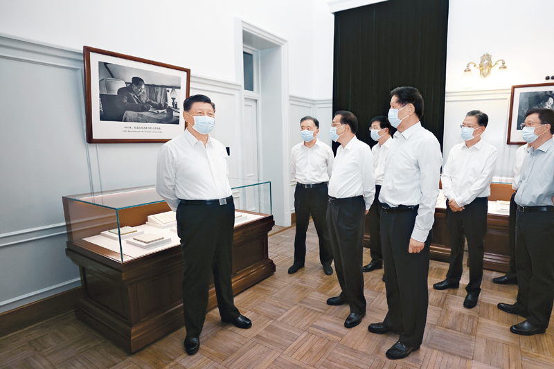 2021年6月25日,中共中央政治局就用好红色资源、赓续红色血脉举行第三十一次集体学习。这次集体学习采取参观和讨论相结合的形式,这是习近平、李克强、栗战书、汪洋、王沪宁、赵乐际、韩正等在中南海丰泽园参观毛泽东同志故居。 新华社记者 鞠鹏/摄